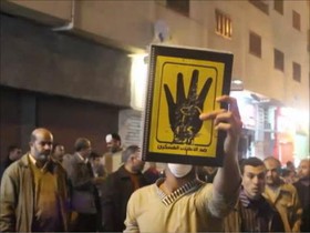 راهپیمایی شبانه مصری‌ها در حمایت از اخوان المسلمین
