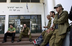 آحارونوت: حقوق کم دلیل ارتکاب جرم سربازان اسرائیلی است