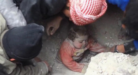 نجات دراماتیک کودک 14 ماهه سوری از زیر آوار + فیلم