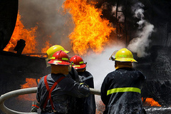 نجات جان 50 تن از میان شعله‌های آتش