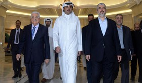 نشست امیر قطر با رهبران فلسطینی برای متوقف کردن حملات به غزه