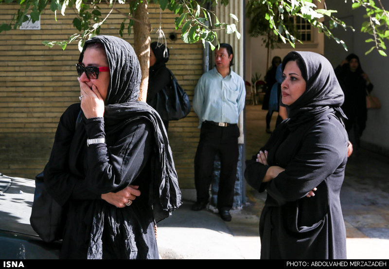 تشییع پیکر اکبر خواجویی کارگردان سریال «پدرسالار» عکس های تشییع اکبر خواجویی