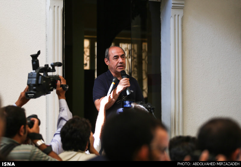 تشییع پیکر اکبر خواجویی کارگردان سریال «پدرسالار» عکس های تشییع اکبر خواجویی