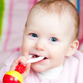 چگونه دردِ دندان درآوردنِ نوزاد را کم کنیم؟