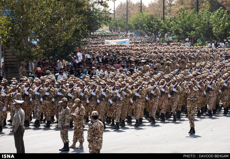 نیروهای مسلح در زنجان رژه رفتند