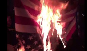 معترضان در ایالت میسوری پرچم آمریکا را به آتش کشیدند