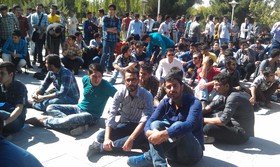 تجمع دانشجویان دانشگاه صنعتی اراک در اعتراض به مشکلات صنفی و مدیریتی