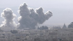 حملات جدید کردها و جنگنده‌ها علیه پایگاه‌های داعش در کوبانی/ شلیک خمپاره به سوی ترکیه