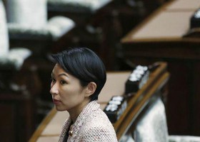 وزیر تجارت ژاپن به خاطر رسوایی مالی گروههای حامی وی استعفا می‌دهد