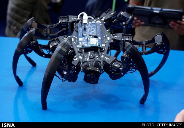 عنکبوت رباتیک سه بعدی که جهان را از چشم آی‌پد می‌بیند