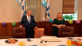 انتشار عکس جشن تولد نتانیاهو در توییتر/نتانیاهو: درحال حاضر نیازی به انتخابات نداریم
