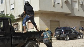 کنترل ارتش لیبی بر بزرگترین اردوگاه تروریست‌ها در بنغازی / گذرگاه‌های تونس با لیبی بسته شد
