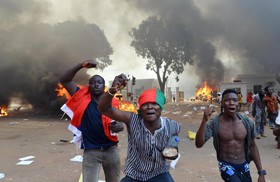 معترضان بورکینافاسو پارلمان را به آتش کشیدند