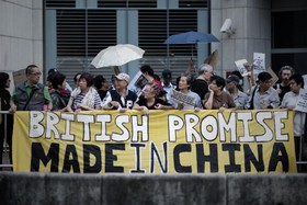 تظاهرات فعالان دموکراسی‌خواه هنگ‌کنگ مقابل کنسولگری انگلیس
