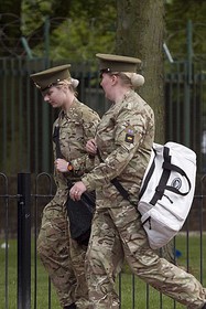 "سربازان انگلیس خارج از پادگان لباس نظامی نپوشند و نگویند که در ارتش خدمت می‌کنند"