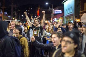 در اعتراض به تبعیض نژادی، شهرهای آمریکا همچنان خشم است و فریاد