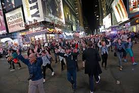 تظاهرات اعتراضی مردم نیویورک با سوت زدن در مقابل پاسگاه‌های پلیس