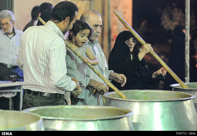 طبخ 80 تن آش سبزی نذری در شیراز