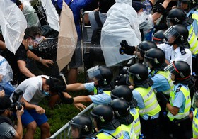 در آستانه مذاکرات اصلاحات؛ رهبر هنگ‌کنگ به معترضان هشدار داد