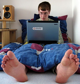 1419773917853_boy-using-laptop-in-bed.jpg