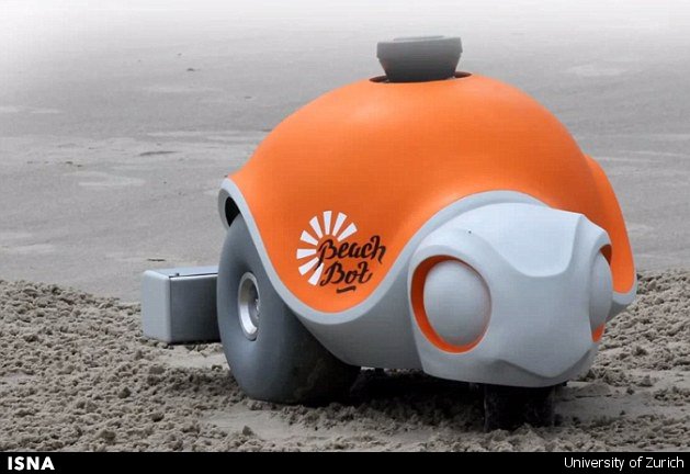 رباتی که روی شن‌های ساحل نقاشی می‌کند + تصاویر