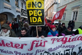 حرکت معدود طرفداران پگیدا در اتریش با تظاهرات مخالفان این گروه ناکام ماند