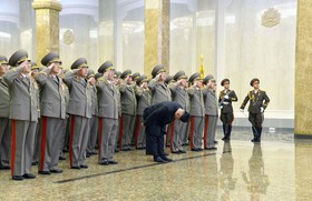 مردم کره شمالی تولد کیم جونگ ایل را جشن گرفتند + تصاویر