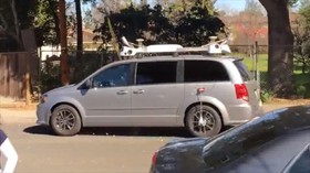 1424260145795_apple-icar-test-mule-captured-on-video-in-california-takes-the-form-of-a-dodge-minivan-92329_1.jpg