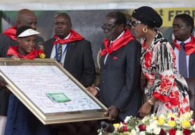 جشن تولد موگابه داد اپوزیسیون زیمبابوه را درآورد
