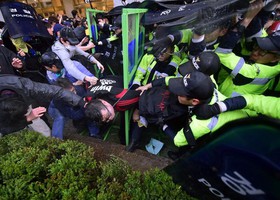 درگیری پلیس کره‌جنوبی با معترضان فاجعه کشتی تفریحی و بازداشت 100 تن