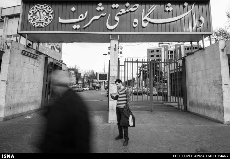 رضا پس از انجام بخشهایی از کارهای اداری در مقابل درب دانشگاه صنعتی شریف