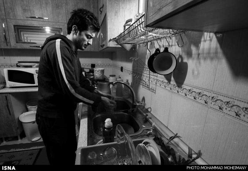 رضا در منزل مشترک با دوستانش در تهران