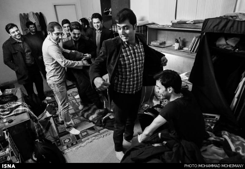 حضور دوستان رضا در منزل پدریاش برای خداحافظی و بدرقه