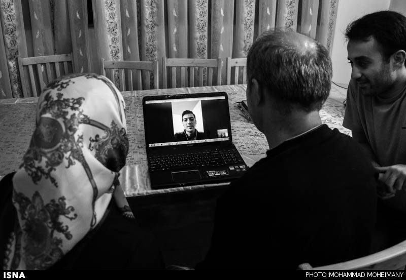 تماس اینترنتی رضا با خانوادهاش پس از ورود به آمریکا