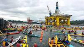 معترضان به استخراج نفت در قطب شمال، پارو زدند 1