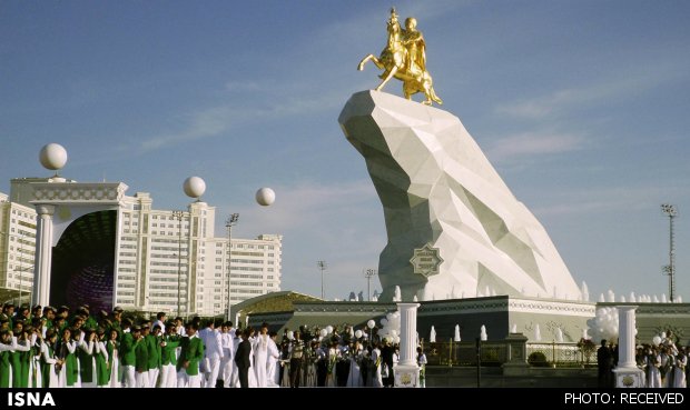 رونمایی از مجسمه طلایی رئیس جمهوری ترکمنستان
