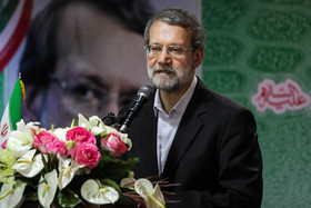 ملت ایران در مقابل گردن‌کلفتان ایستادگی می‌کند