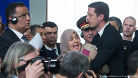 فریاد "سیسی قاتل و فاشیست" در کنفرانس خبری رهبران آلمان و مصر