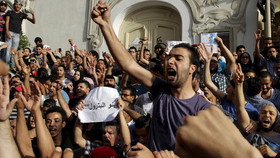 تشدید ناآرامی‌ها در تونس و اعلام منع آمد و شد شبانه