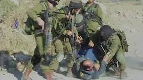 انتشار فیلم نظامیان صیهونیستی در حال کتک زدن یک فلسطینی