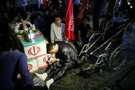 راهپیمایی دانشجویان دانشگاه‌های تهران جهت شرکت در مراسم تشییع پیکر شهدا