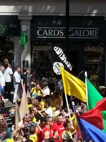 حمل پرچم مشابه داعش در راهپیمایی همجنس گرایان در لندن
