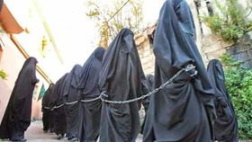 مجازات‌های داعش برای زنانی که پوشش‌های داعشی ندارند