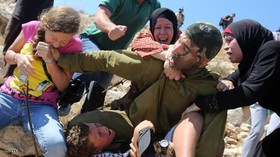 تلاش ستودنی دختربچه فلسطینی برای نجات برادرش+عکس