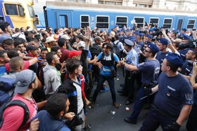 هجوم مهاجران به ایستگاه قطار بوداپست/هیچ قطاری به سمت غرب حرکت نمی‌کند