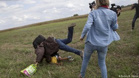 خشونت فیلمبردار مجاری علیه پناهجویان