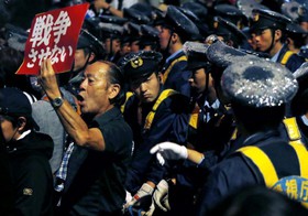 درگیری معترضان به احداث پایگاه ارتش آمریکا در اوکیناوا با پلیس ژاپن