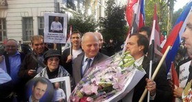 تجمع اتباع سوری‌ مقیم پاریس برای تقدیر از حمایت‌ نظامی مسکو