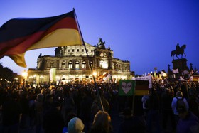 راهپیمایی طرفداران پگیدا علیه پناهجویان در آلمان