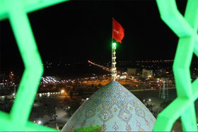 اهتزاز پرچم سرخ حسینی بر فراز گنبد مسجد مقدس جمکران